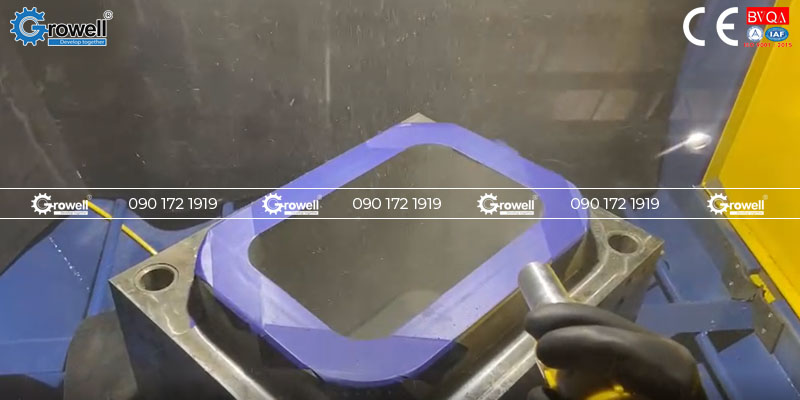 Cát phun làm sạch khuôn